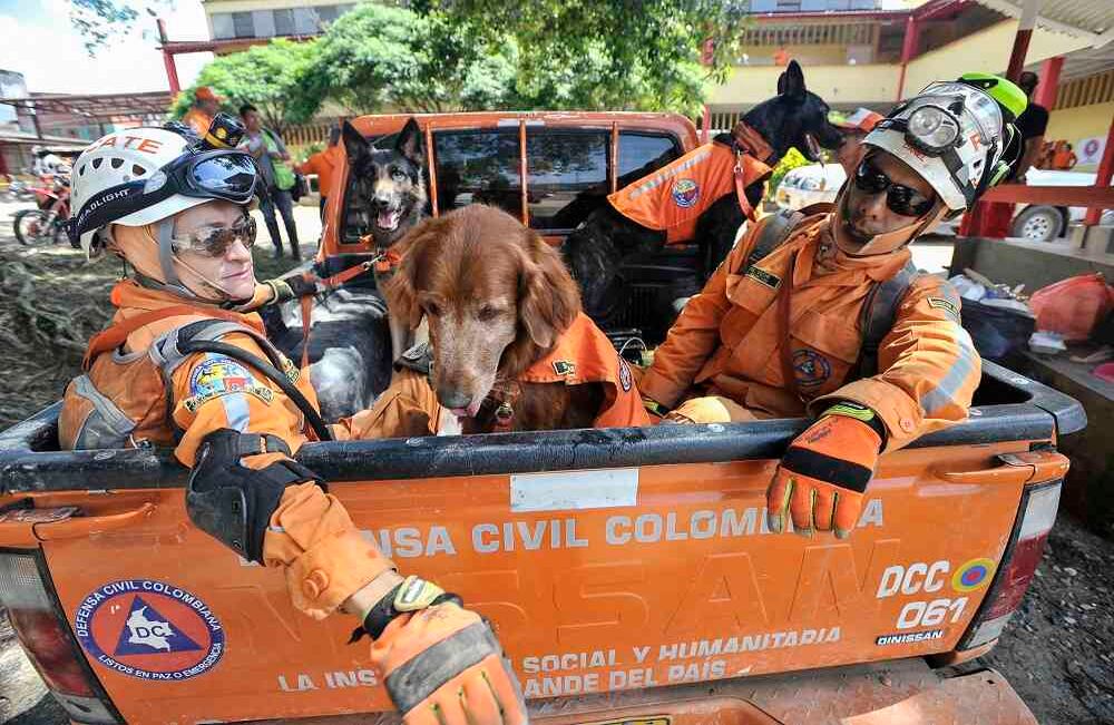 Miembros de la Defensa Civil  se disponen a rescatar el cuerpo sin vida de una persona, el martes 4 de abril de 2017, luego que la noche del 31 de marzo una avalancha provocada por el desbordamiento de tres ríos (el Mocoa, Mulato y Sangoyaco), arrasó con todo lo que encontró a su paso. Hasta el momento la cifra de muertos se eleva a  por lo menos 280 victimas, entre ellas 144 niños. Foto: Carlos Julio Martínez / Enviado Especial de Semana