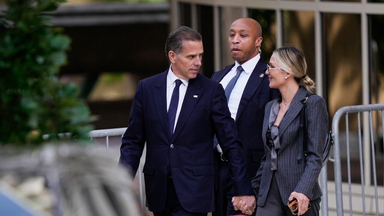Hunter Biden, izquierda, acompañado por su esposa, Melissa Cohen Biden, sale de la corte federal el lunes 3 de junio de 2024 en Wilmington, Delaware