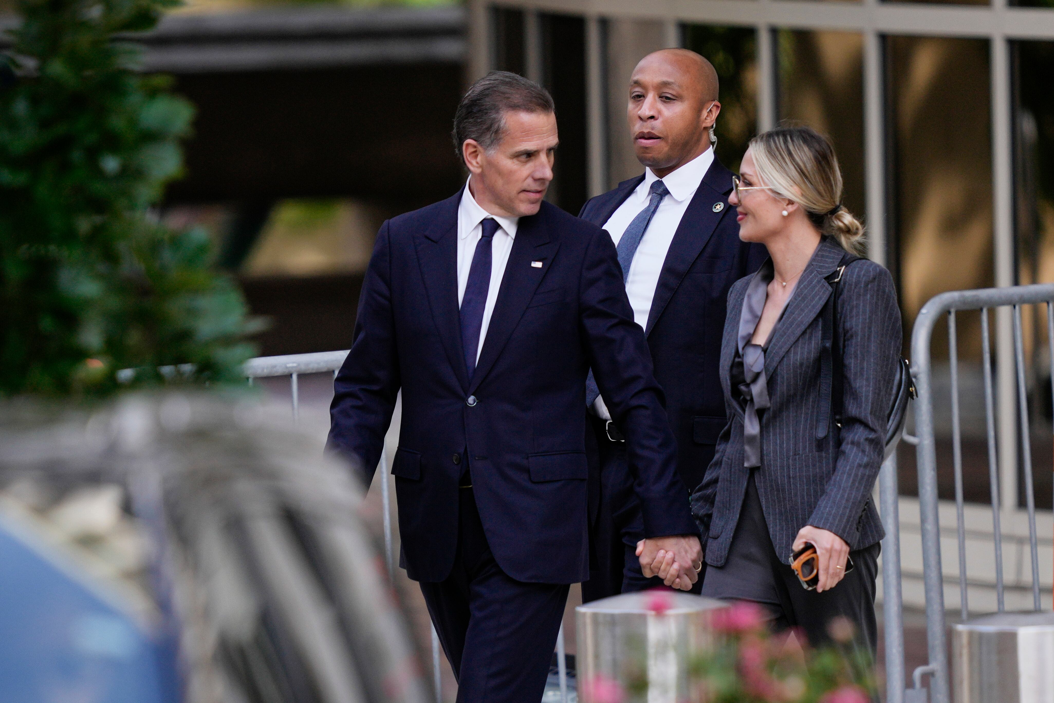 Hunter Biden, izquierda, acompañado por su esposa, Melissa Cohen Biden, sale de la corte federal el lunes 3 de junio de 2024 en Wilmington, Delaware