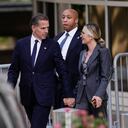Hunter Biden, izquierda, acompañado por su esposa, Melissa Cohen Biden, sale de la corte federal el lunes 3 de junio de 2024 en Wilmington, Delaware