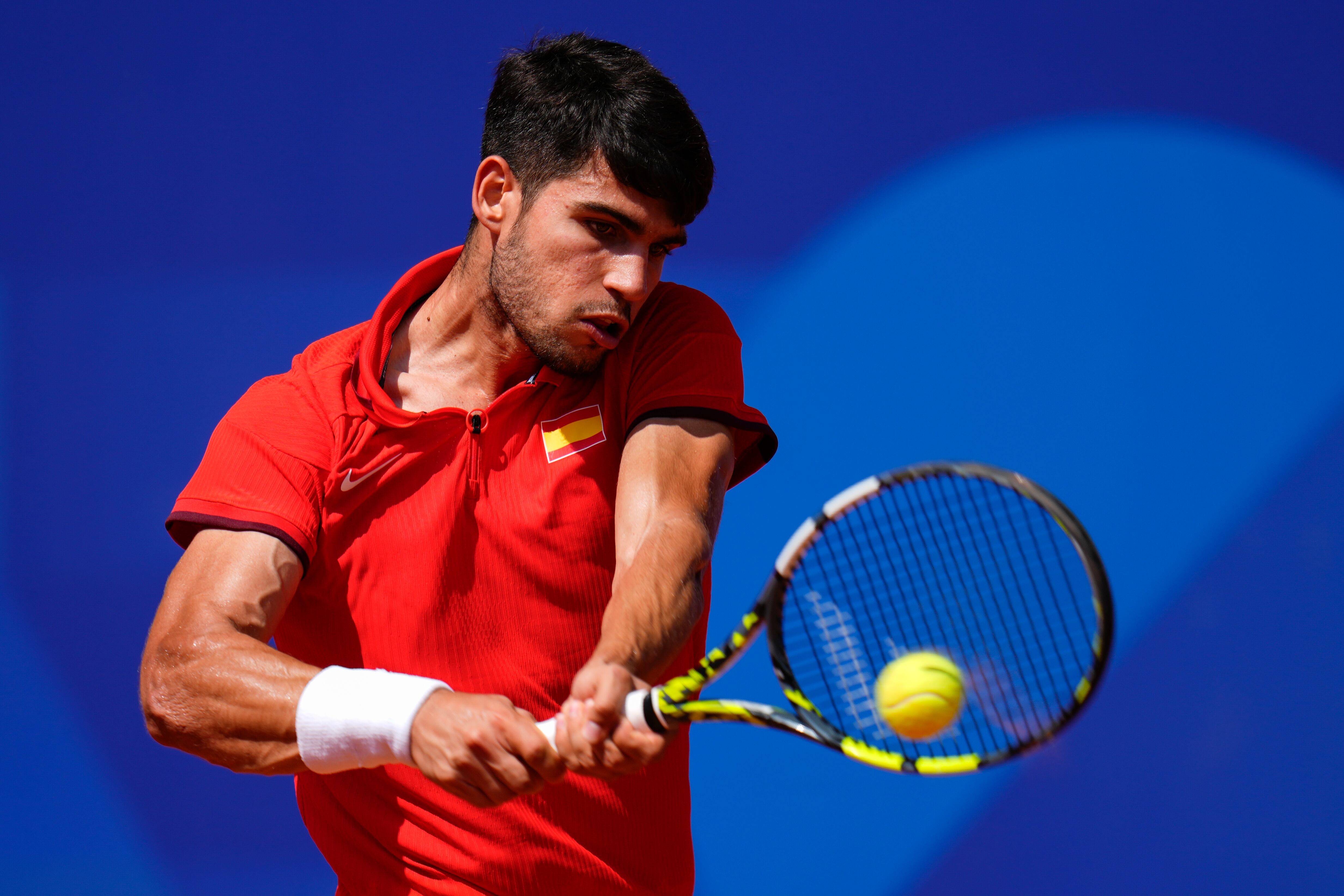 Carlos Alcaraz de España devuelve el balón a Tommy Paul de Estados Unidos durante su partido de cuartos de final en el estadio Roland Garros de los Juegos Olímpicos de Verano de 2024, el jueves 1 de agosto de 2024, en París, Francia. (Foto AP/Manu Fernandez)