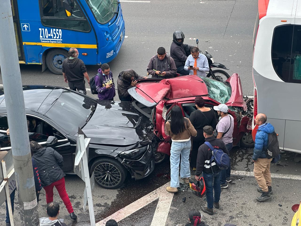 Dos carros particulares y un bus, protagonizan choque múltiple en Bogotá