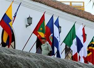Integrantes de la policía colombiana patrullan la ciudad amurallada de Cartagena, donde se realizará entre el 14 y el 15 de abril la VI Cumbre de las Américas.