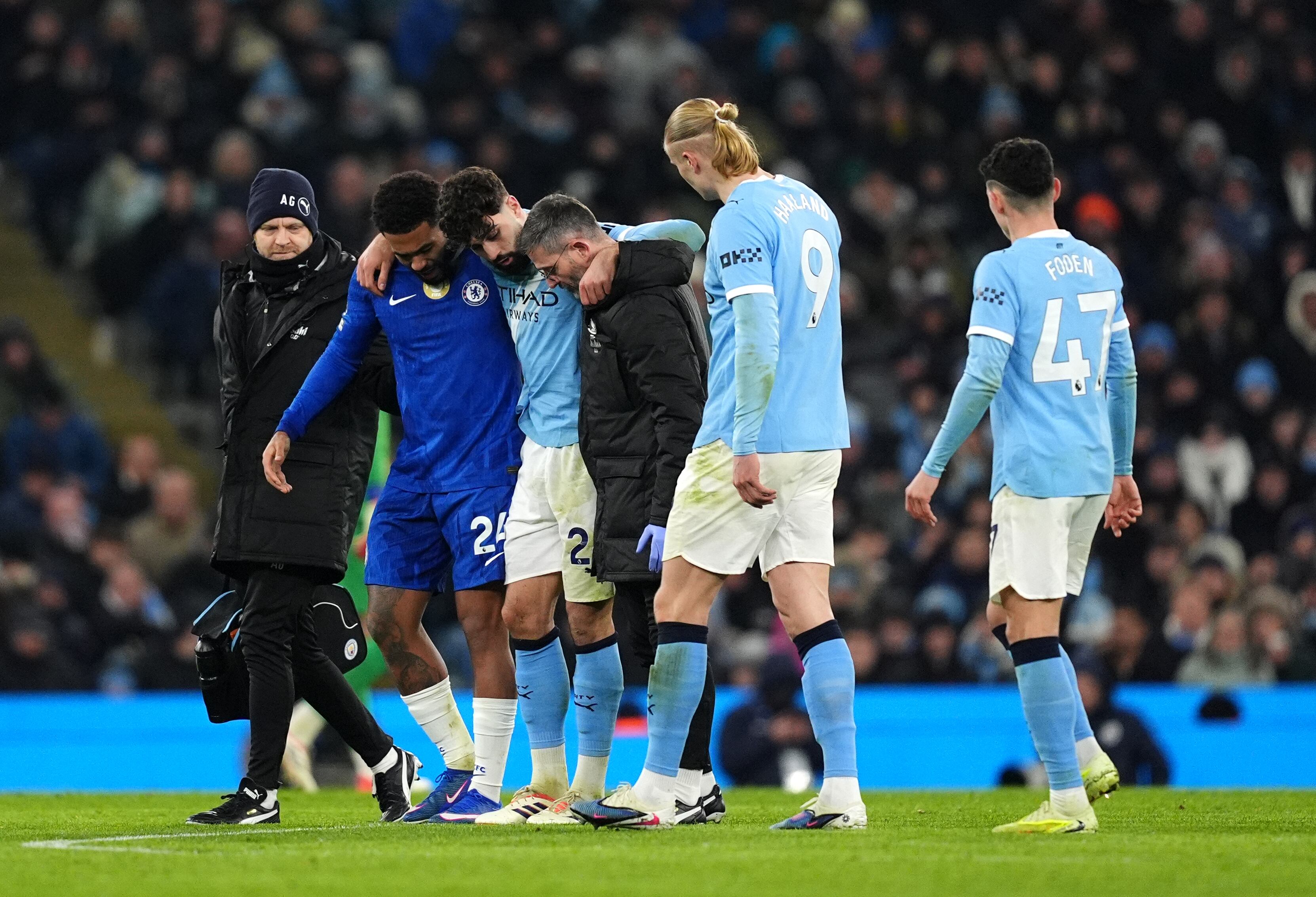 Erling Haaland mira a su compañero lesionado.