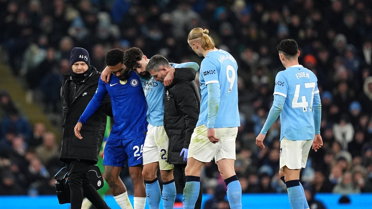 Erling Haaland mira a su compañero lesionado.