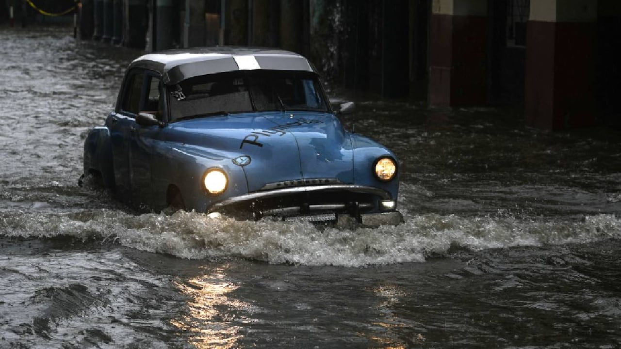 El fenómeno natural avanza con velocidad por el océano Atlántico.