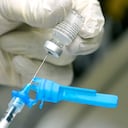 En esta fotografía de archivo del miércoles 16 de diciembre de 2020, una enfermera registrada prepara una jeringa con la primera ronda de la vacuna Pfizer COVID en Ridgeland, Mississippi, mientras los líderes médicos estatales recibían las vacunas. El viernes 18 de diciembre de 2020, The Associated Press informó sobre historias que circulaban en línea que afirmaban incorrectamente que una enfermera de 42 años en Alabama murió después de recibir la vacuna COVID-19 el martes. Después de ser contactado por la AP, los funcionarios del Departamento de Salud Pública de Alabama consultaron con los hospitales que administraron la vacuna COVID-19 para confirmar que las afirmaciones sobre la muerte de una enfermera eran falsas. Foto:AP Photo/Rogelio V. Solis.