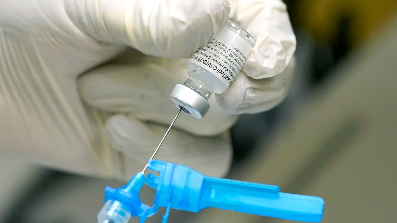 En esta fotografía de archivo del miércoles 16 de diciembre de 2020, una enfermera registrada prepara una jeringa con la primera ronda de la vacuna Pfizer COVID en Ridgeland, Mississippi, mientras los líderes médicos estatales recibían las vacunas. El viernes 18 de diciembre de 2020, The Associated Press informó sobre historias que circulaban en línea que afirmaban incorrectamente que una enfermera de 42 años en Alabama murió después de recibir la vacuna COVID-19 el martes. Después de ser contactado por la AP, los funcionarios del Departamento de Salud Pública de Alabama consultaron con los hospitales que administraron la vacuna COVID-19 para confirmar que las afirmaciones sobre la muerte de una enfermera eran falsas. Foto:AP Photo/Rogelio V. Solis.