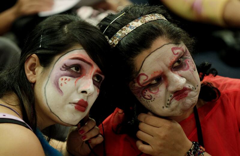 Mujeres del mundoBogotá. Encuentro Internacional de las Mujeres de Negro, una red que nació en Israel en 1988 con el ánimo de trasladar mensajes de paz a todo el mundo. Pertenecen a 85 países, todas son víctimas de la guerra, organizan marchas silenciosas y usan el color negro en señal de duelo. 