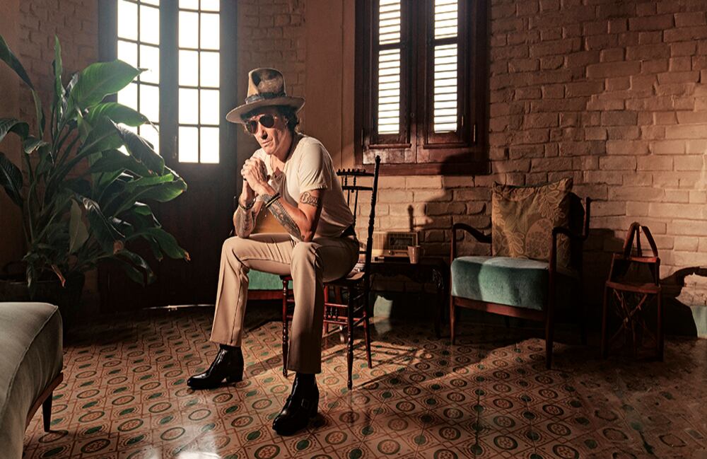 Enrique Bunbury (Zaragoza, 1967) confiesa que Bogotá se ha convertido en uno de sus lugares favoritos. Este sábado 26 hablará en la Filbo y luego traerá su Huracán ambulante tour a la capital (el 28 de junio, donde ya agotó entradas) y a Medellín (5 de julio).