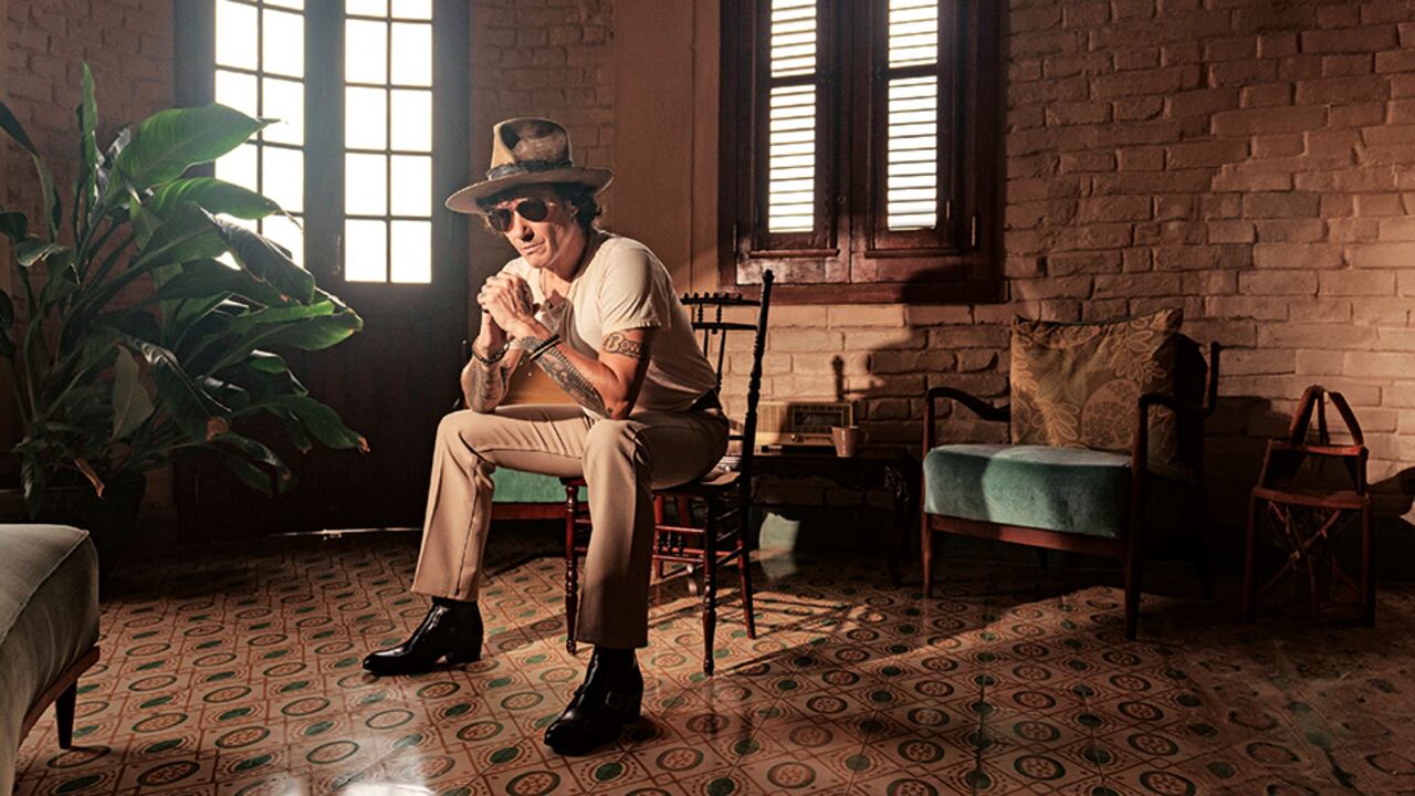 Enrique Bunbury (Zaragoza, 1967) confiesa que Bogotá se ha convertido en uno de sus lugares favoritos. Este sábado 26 hablará en la Filbo y luego traerá su Huracán ambulante tour a la capital (el 28 de junio, donde ya agotó entradas) y a Medellín (5 de julio).