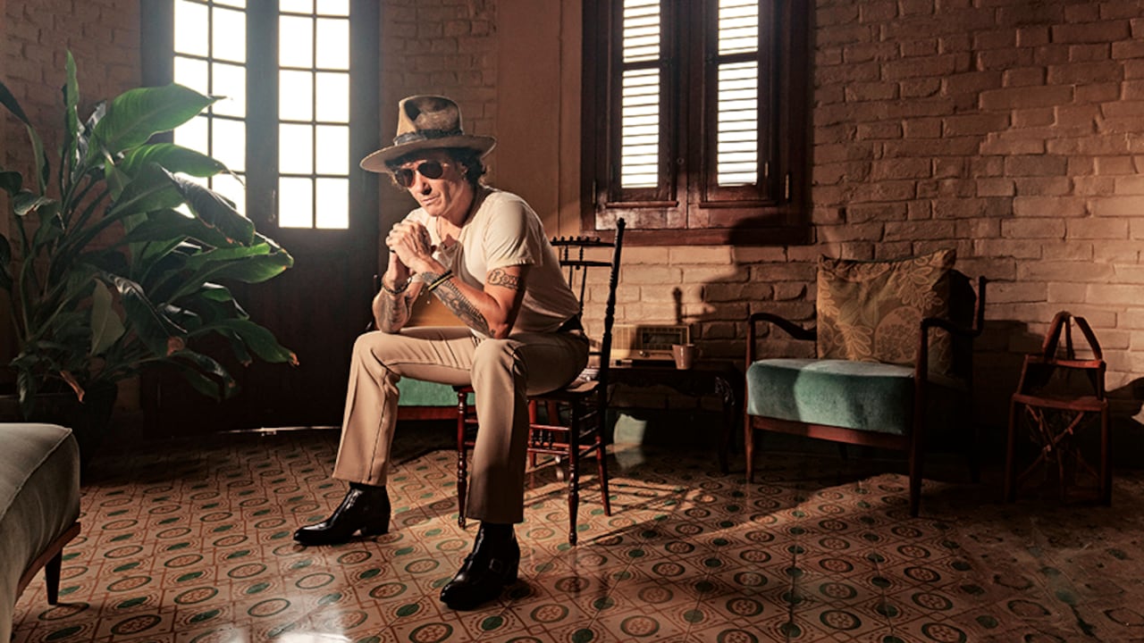 Enrique Bunbury (Zaragoza, 1967) confiesa que Bogotá se ha convertido en uno de sus lugares favoritos. Este sábado 26 hablará en la Filbo y luego traerá su Huracán ambulante tour a la capital (el 28 de junio, donde ya agotó entradas) y a Medellín (5 de julio).