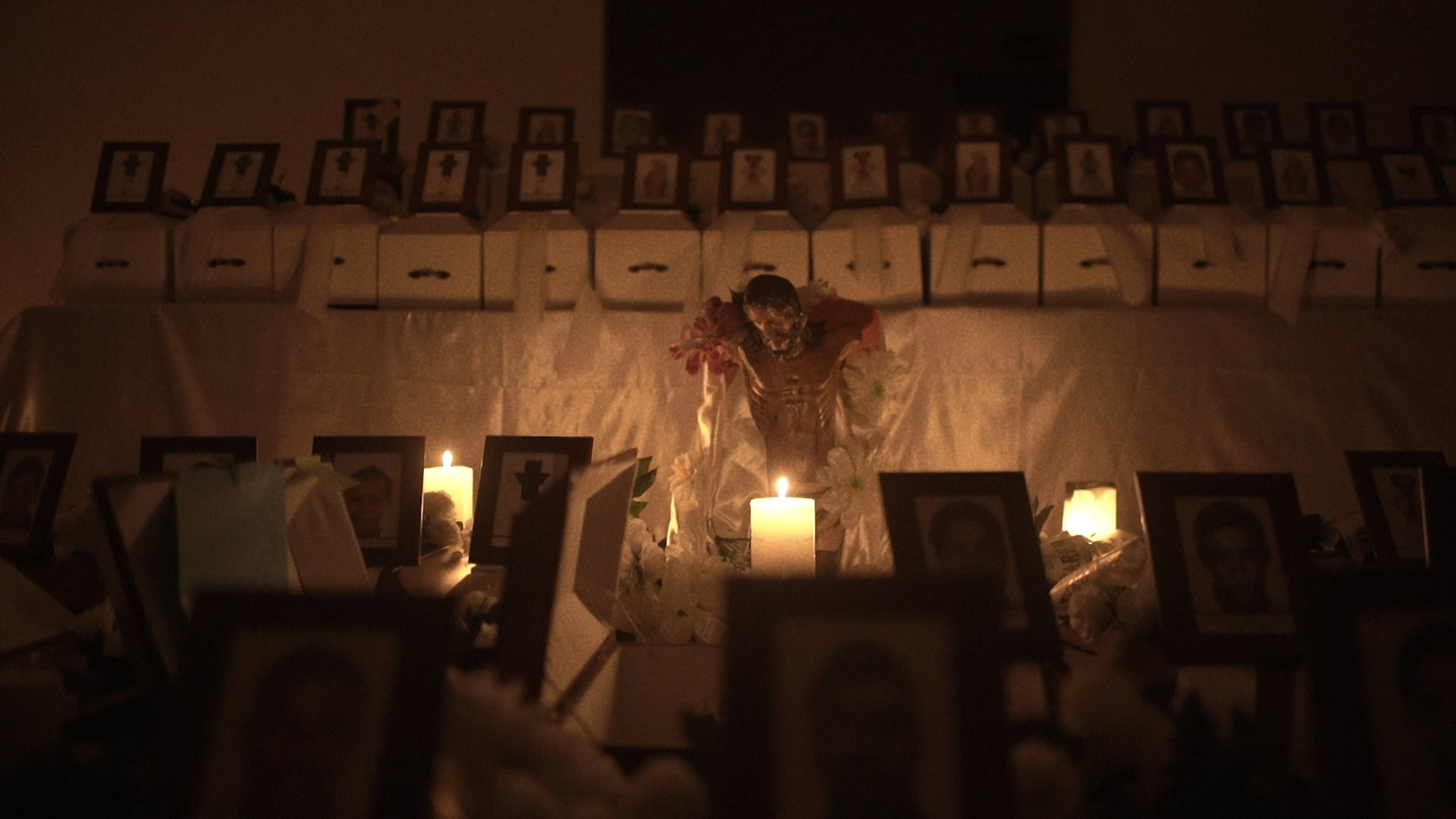 Oneida and the Cantadoras (praisers) of Bojayá gather to sing alabados and say farewell to more than a 100 people who lost their lives in the Bojayá massacre. 17 years after the massacre, the bodies were handed over to their relatives to be buried according to Afro-Colombian traditions. The mutilated Christ is a symbol of hope but also of the indelible mark that war has left.