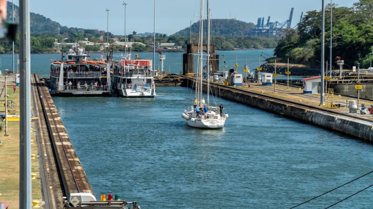 Ships passing through Miraflores Locks in the Panama Canal. (Photo by: Edwin Remsberg/VWPics/Universal Images Group via Getty Images)
