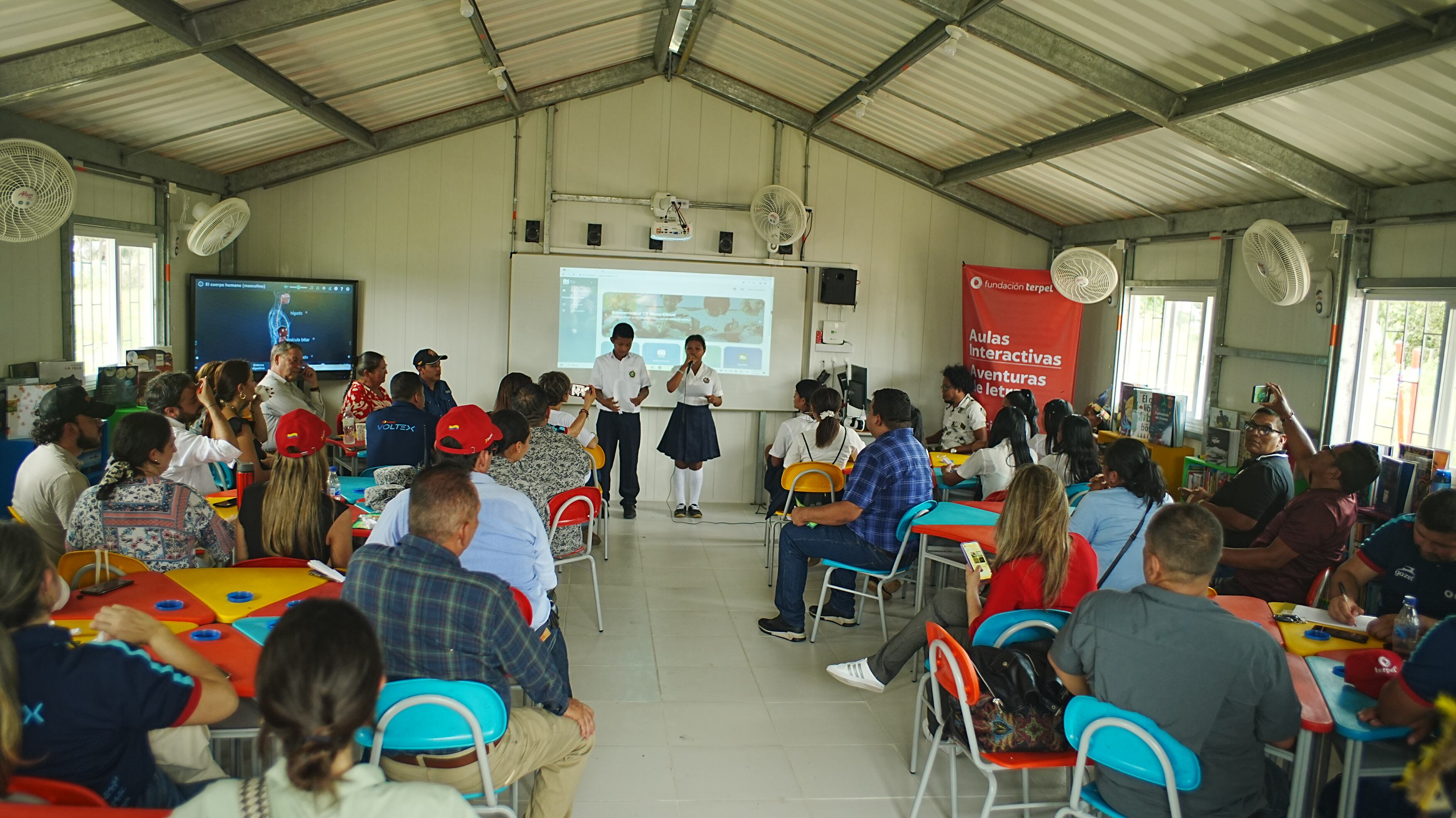 Estudiantes del grado decimo pertenecientes a las etnias ticuna y uitoto, fueron los encargados de preceder la ceremonia de inauguración.