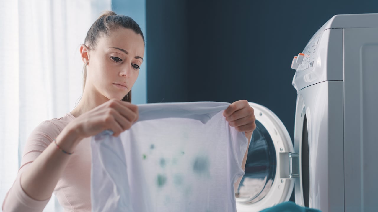 Las manchas en la ropa se pueden retirar con trucos caseros sencillos.