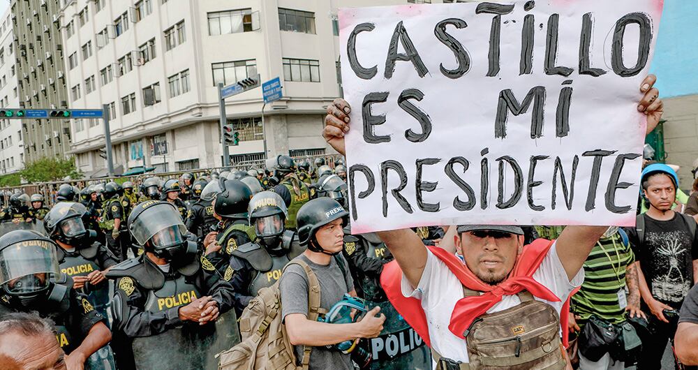 Manifestantes en Perú marchan tras destitución de Pedro Castillo, ex presidente del país. Quieren la renuncia de Dina Boluarte, presidenta actual. 