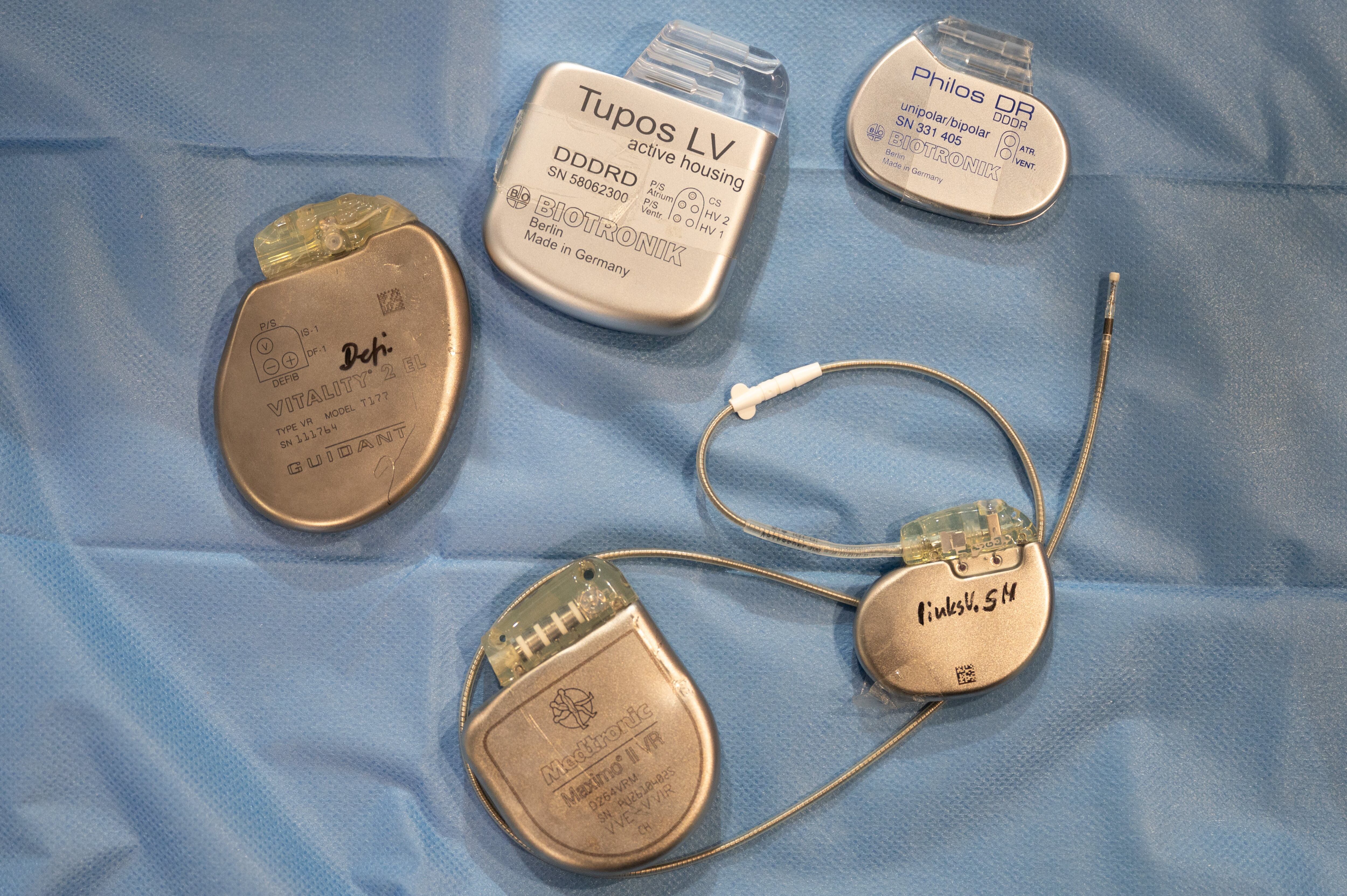 Varios marcapasos sobre una mesa en la feria de empleo "KarriereStart". Foto: Sebastian Kahnert/dpa (Foto de Sebastian Kahnert/picture alliance vía Getty Images)