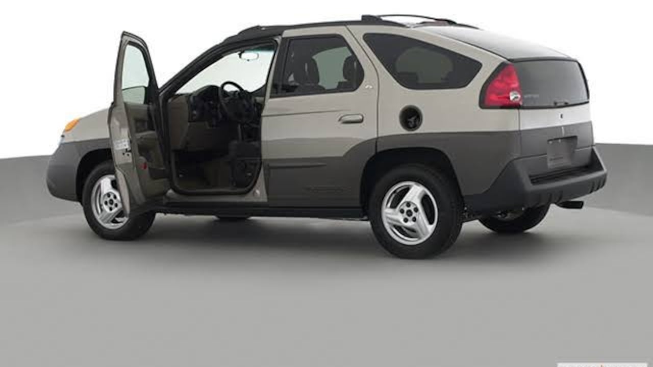 El pontiac Aztek fue una propuesta que no logró superar las 30.000 unidades en su primer año de ventas.