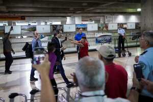 Decenas de ciudadanos, adscritos al chavismo, reaccionaron violentamente a la llegada de Juan Guaidó al Aeropuerto Internacional de Maiquetía Simón Bolívar este martes. El ingreso del político de oposición a su país, tras una gira internacional, terminó en intensos desmanes.