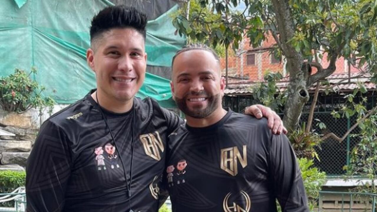 Los cantantes aparecieron utilizando la misma camiseta.