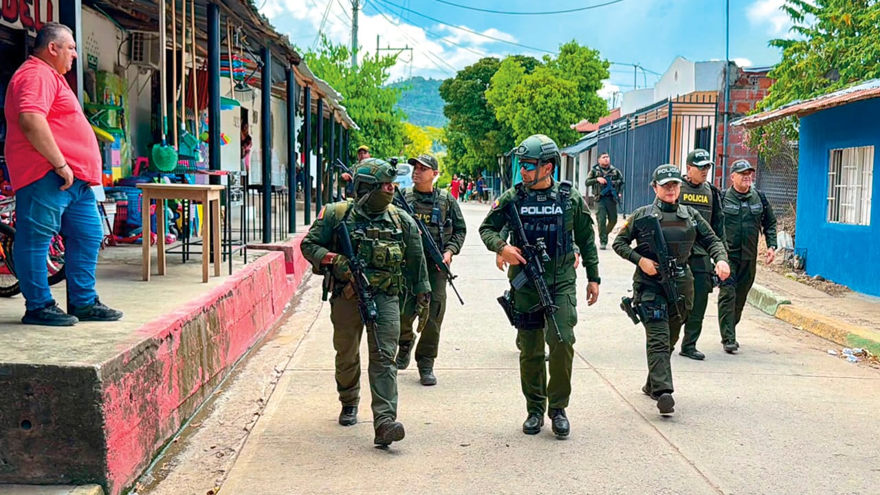 El gobierno ha acelerado el envío de presuntos criminales al exterior, superando las 100 extradiciones desde el 7 de agosto, como mensaje de cero tolerancia.