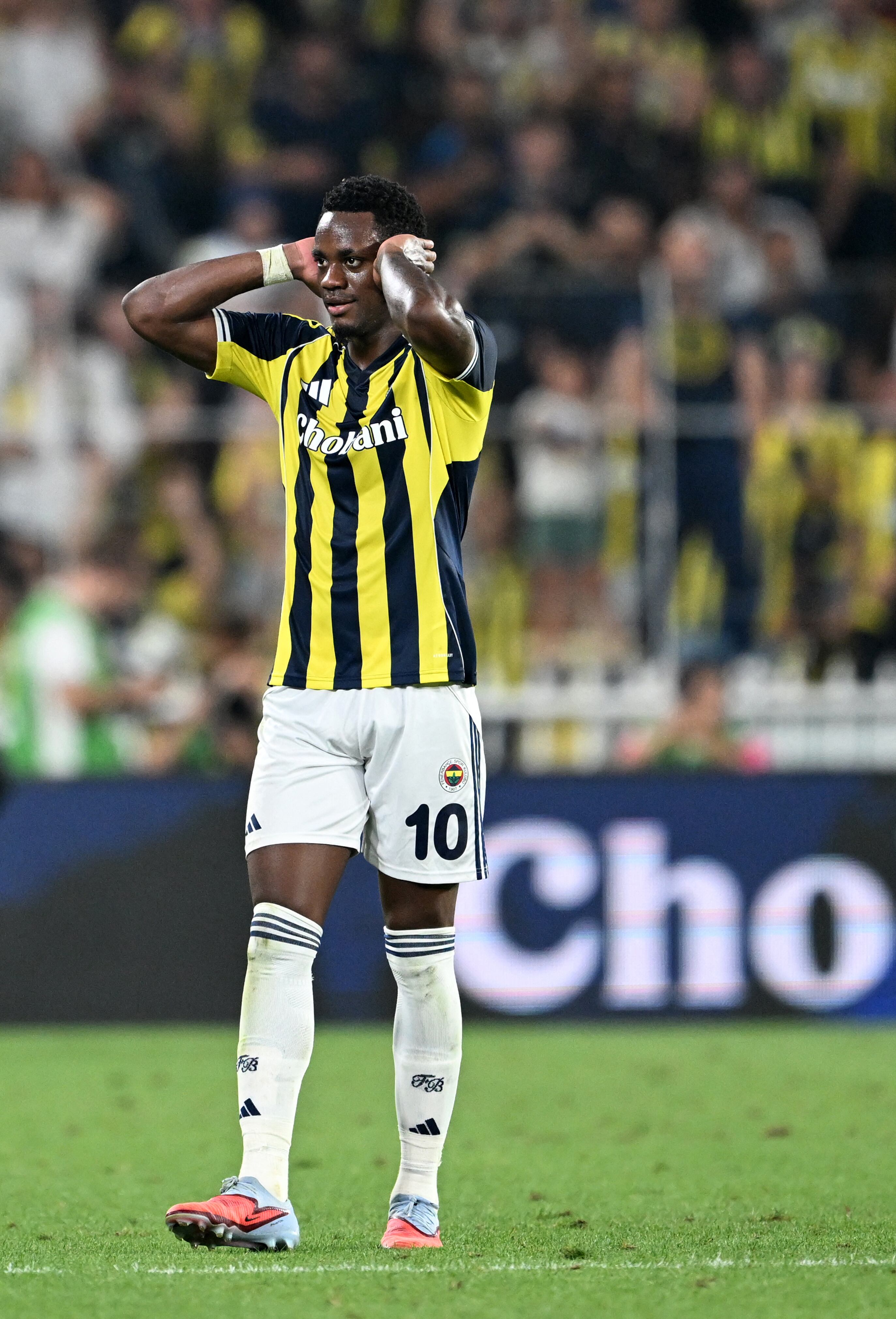 El delantero colombiano #10 del Fenerbahce, Jhon Durán, celebra tras anotar el segundo gol de su equipo durante el partido de vuelta de la tercera ronda de la UEFA Champions League entre el Fenerbahce (TUR) y el Feyenoord (NED) en el Complejo Deportivo Fenerbahce Sukru Saracoglu en Estambul el 12 de agosto de 2025. (Foto de Ozan KOSE / AFP)