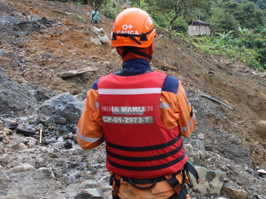 Integrantes de la Defensa Civil y bomberos de El Tambo, Argelia y El Plateado encontraron el cadáver de la joven cuando adelantaban la búsqueda de los tres niños desaparecidos tras la avalancha registrada el pasado jueves 5 de diciembre en esta parte del suroccidente del Cauca.