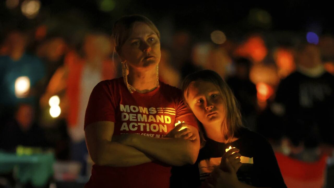 Decenas de familias se reunieron para prender velas en honor a los fallecidos en la noche del 27 de agosto.