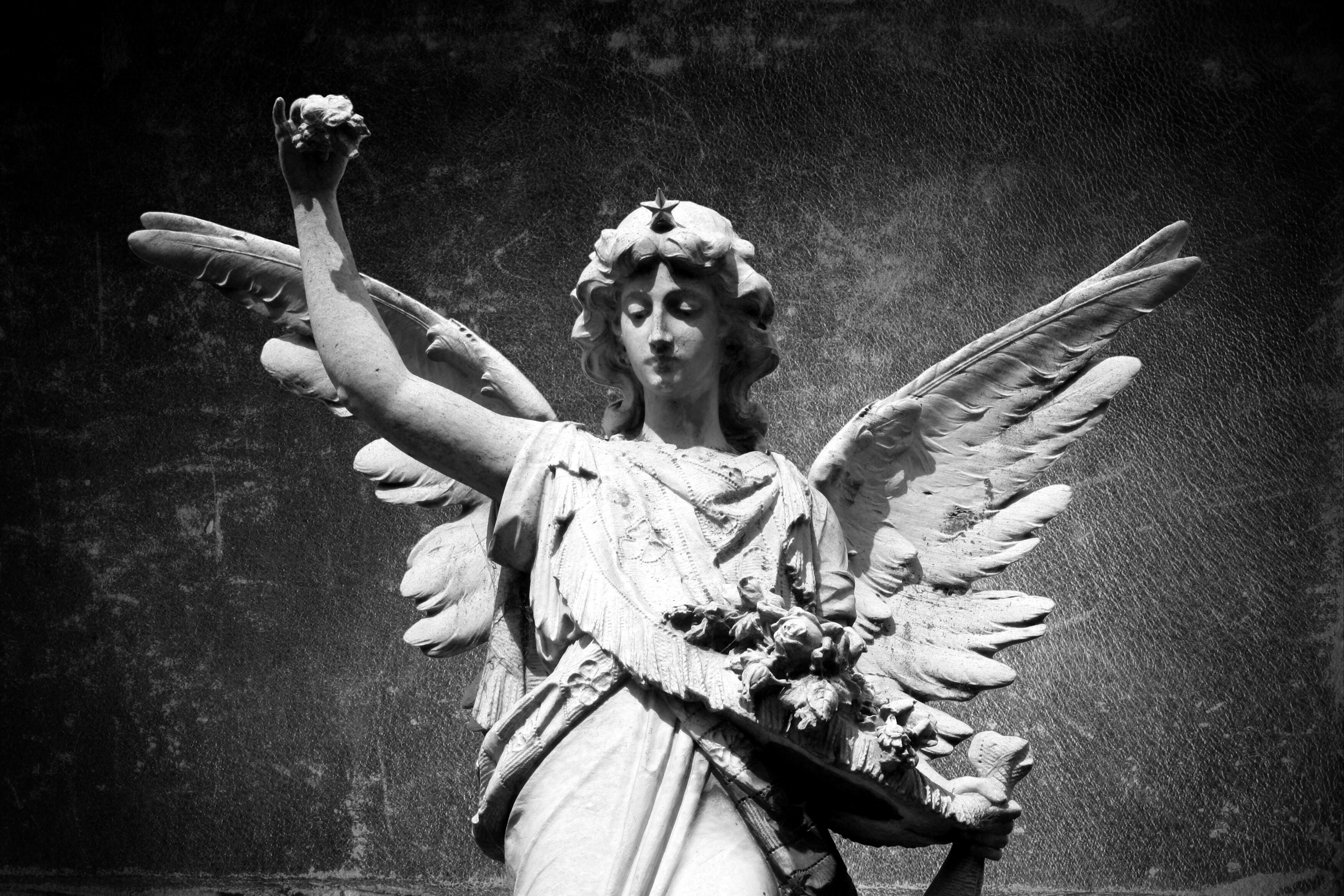 Raziel tendrá un rol importante en la protección y la guía durante los viajes, tanto en el plano físico como en el espiritual.