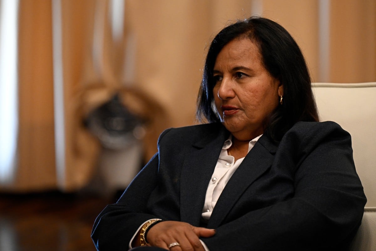 La exdiputada opositora Dinorah Figuera se reúne con el presidente del Parlamento venezolano, Jorge Rodríguez (fuera de plano), en la Asamblea Nacional en Caracas el 18 de junio de 2026.
