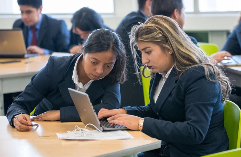 En la modalidad virtual, los aspirantes solo deben invertir como mínimo tres horas al día, contar con un computador y conexión a internet para realizar el proceso formativo a través de la plataforma LMS del Sena.