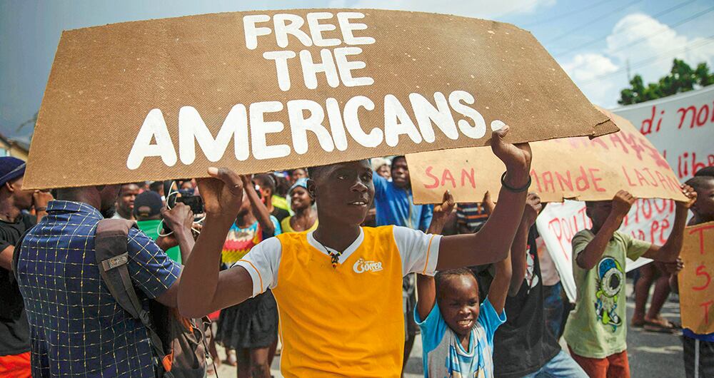 Las bandas delincuenciales en Haití han pedido una suma multimillonaria a cambio de la liberación de los misioneros. Foto: AP