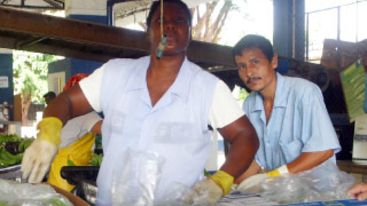 La multinacional Chiquita Brands reconoció ante autoridades estadounidenses que financió a los paramilitares en Urabá y Santa Marta. A pesar de que la violencia de este grupo dejó cientos de trabajadores bananeros asesinados, la empresa dice que lo hizo para brindarles protección