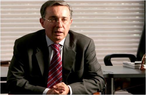 Cuatro años más
Álvaro Uribe
Álvaro Uribe ha sido candidato a ‘personaje del año’ desde 2002, cuando llegó al poder derrotando maquinarias, dogmas y pronósticos, y seguirá siéndolo mientras habite la Casa de Nariño. Los Presidentes siempre son protagonistas por la fuerza que tiene su cargo y más aun Uribe, por su estilo que lo convierte en fuente inagotable de noticias: se enfrenta a sus rivales, hace entrevistas en radio y televisión, aparece en todos lados, se toma fotos insólitas... y se juega por audacias como la reelección y la negociación con las AUC, que fueron hechos históricos de los últimos 12 meses.
En 2006, el alumno aplicado que todavía logra sacar tiempo para memorizar canciones de Diego Torres sacó buenas notas: 70 por ciento en popularidad, 62 por ciento en votación, 6 por ciento en crecimiento económico, 4 por ciento en inflación. Y ha logrado pasar de agache en el escándalo de la para-política. Aunque todo indica que la hora de la verdad vendrá en 2007, que va a se