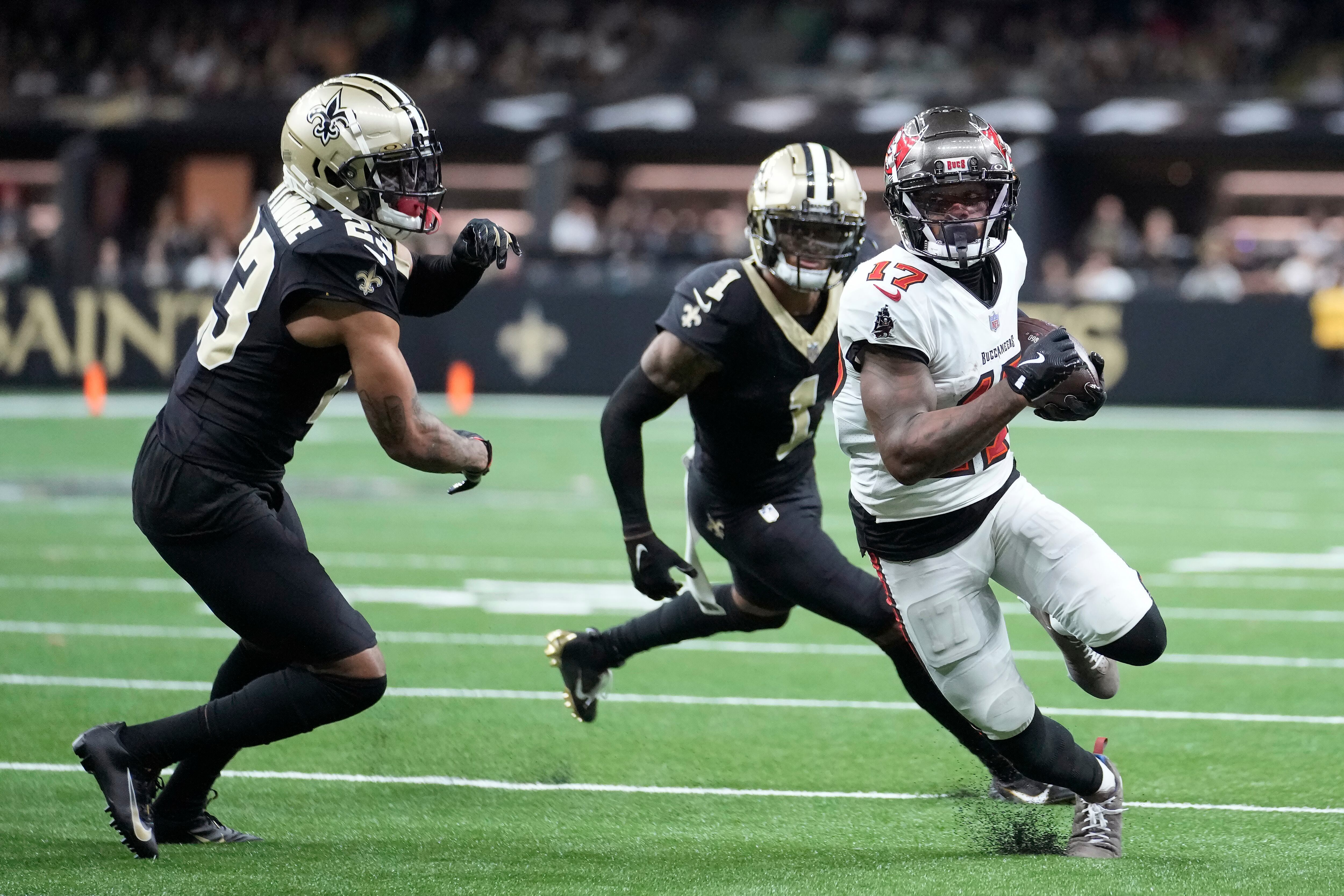 El receptor abierto de los Tampa Bay Buccaneers Sterling Shepard (17) corre contra el cornerback de los New Orleans Saints Marshon Lattimore (23) y el cornerback Alontae Taylor (1) durante la segunda mitad de un partido de fútbol americano de la NFL en Nueva Orleans, el domingo 13 de octubre de 2024.