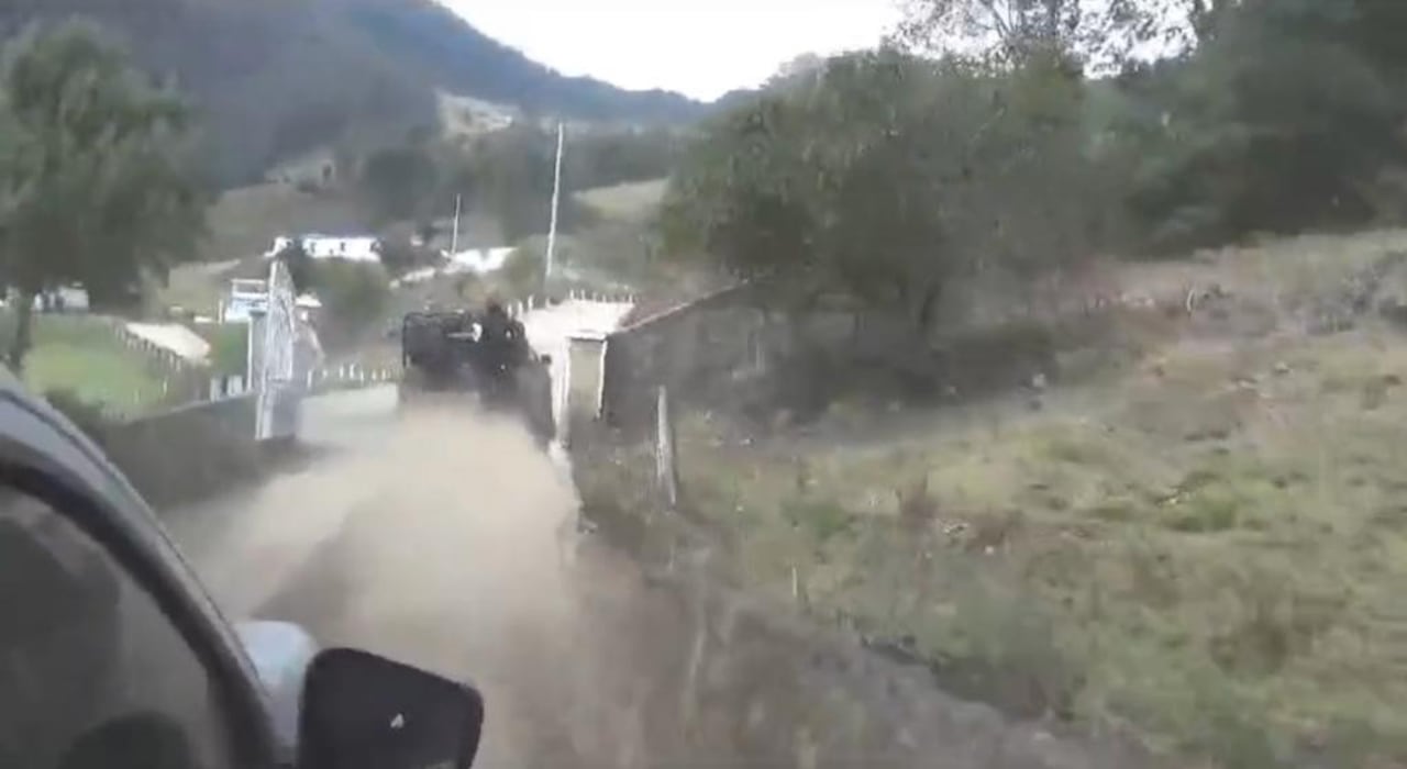 En camionetas llegaron los comandos lobo de la Policía a la finca del Alacrán.