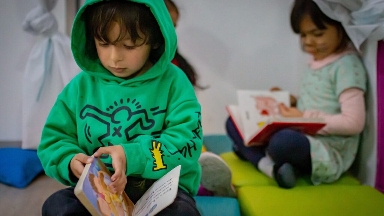 Es equivocado pensar que la alfabetización inicial solo se da en la enseñanza de las letras y los números de manera formal, desconociendo que es a través de la exploración del juego, la creatividad y las interacciones sanas.