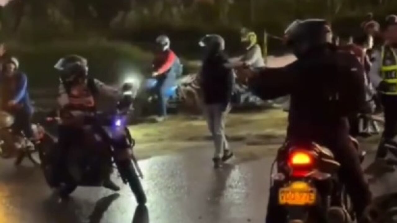 Angustiante video: motociclista disparó a una persona en la vía Cali - Candelaria en medio de fuerte trancón.