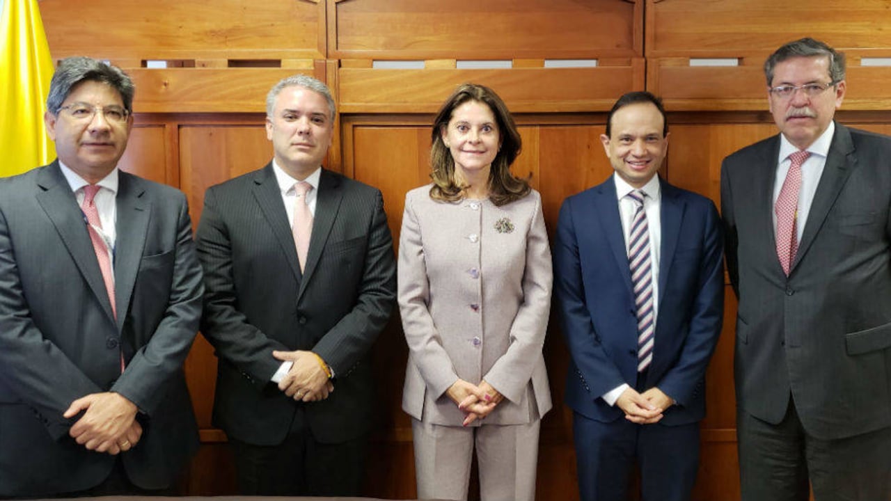 Los magistrados Alejandro Linares, Carlos Bernal y Luis Guillermo Guerrero con Iván Duque y Marta Lucía Ramírez.