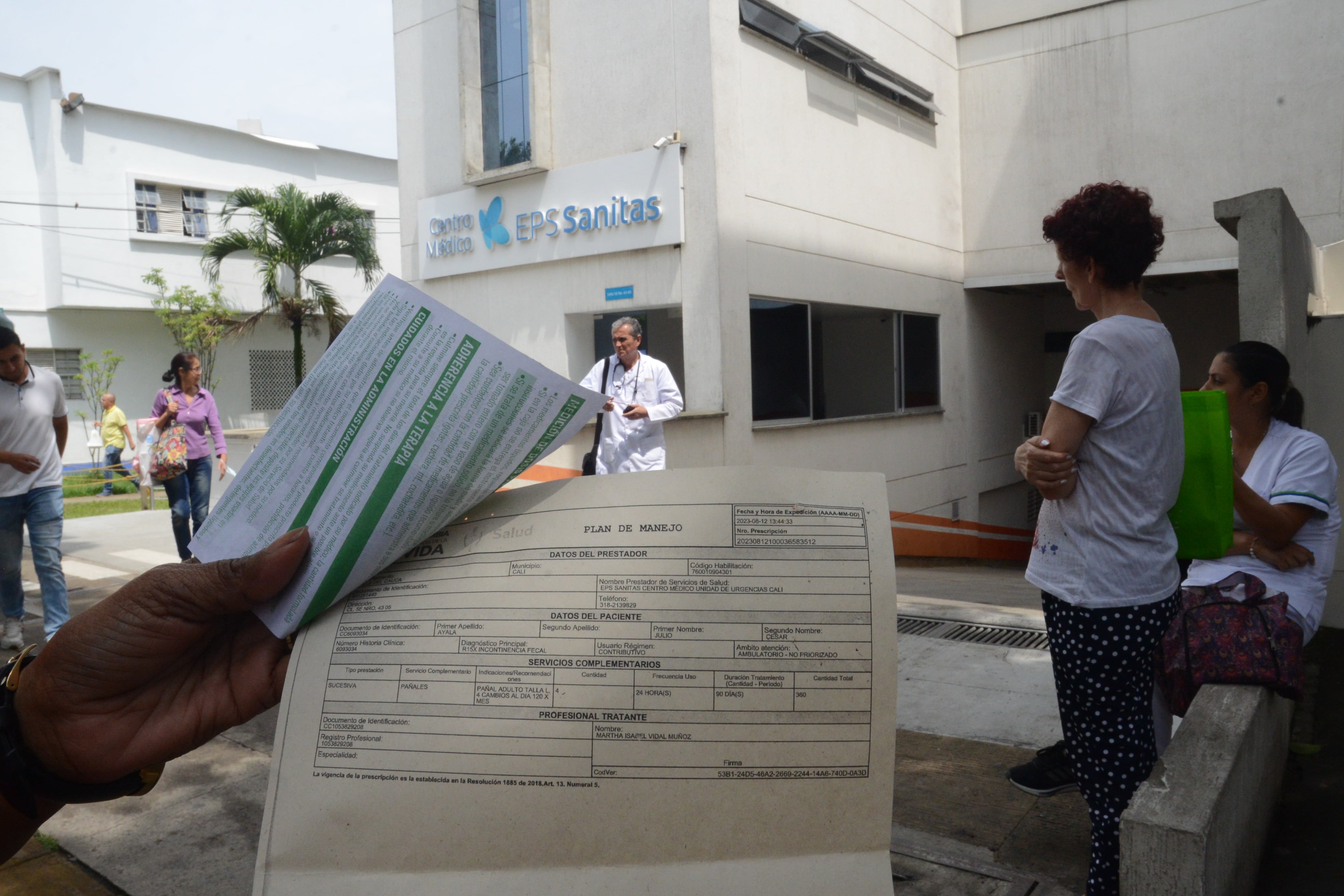 Cali: Desde el 15 de noviembre dejara de suministrar medicamentos a miles de usuarios de Sanitas debido a una millonaria deuda por parte de la EPS, ha generado preocupación en el país por parte de los afiliados. foto José L Guzmán. El País oct 31-23