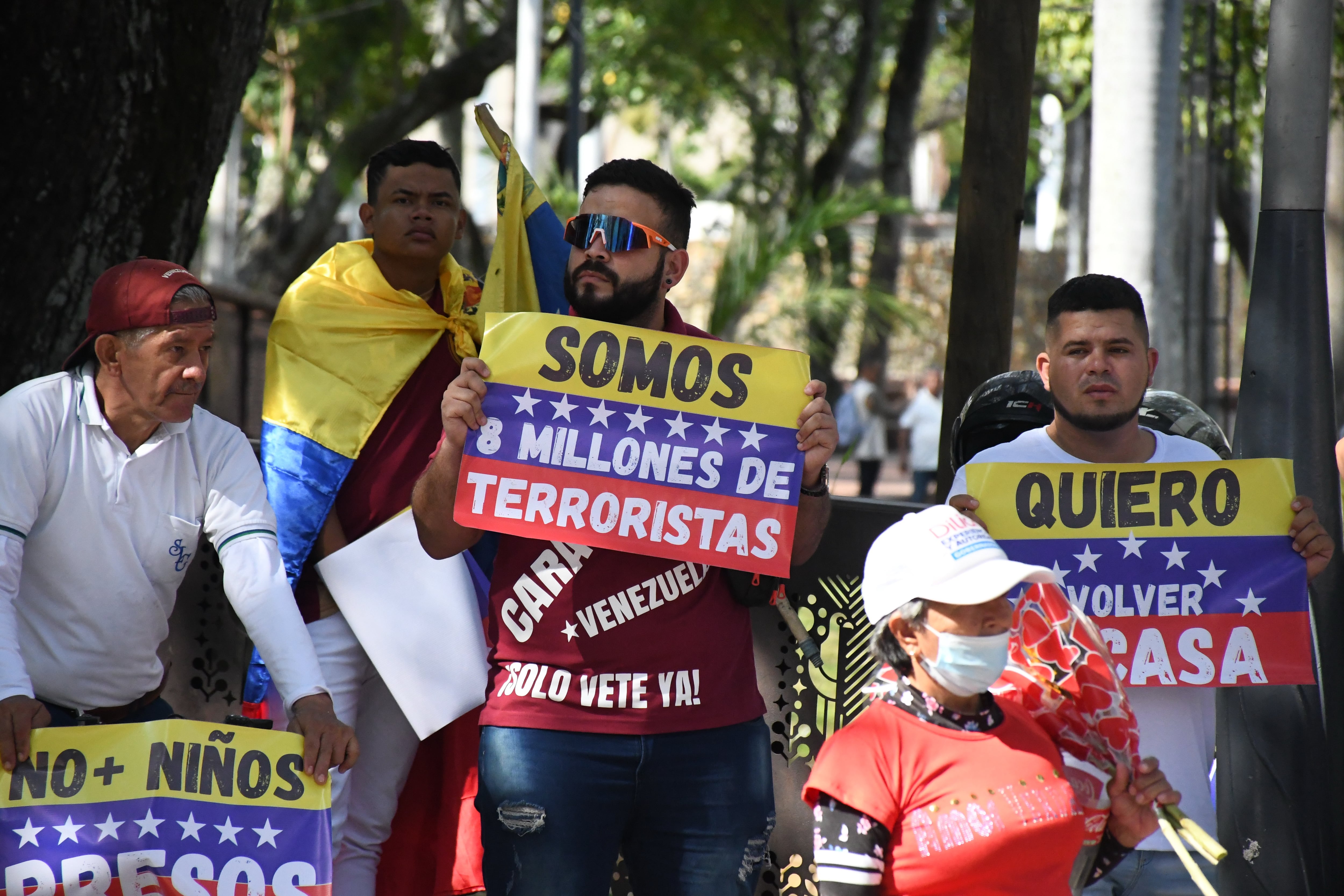 Cali: Migrantes venezolanos se reúnen en el bulevar del río en rechazo a la posesión de Maduro como presidente en Venezuela. Fotos: José L Guzmán. El País