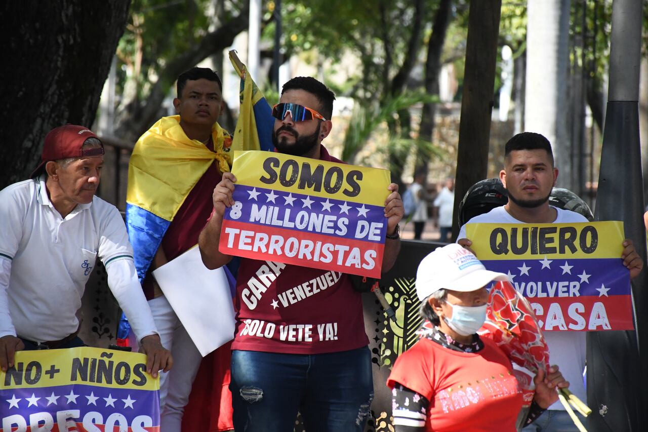 Cali: Migrantes venezolanos se reúnen en el bulevar del río en rechazo a la posesión de Maduro como presidente en Venezuela. Fotos: José L Guzmán. El País