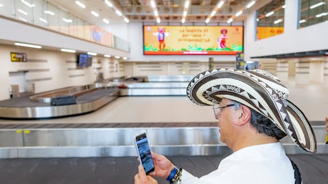 El presidente, Gustavo Petro, el 29 de mayo de 2026 en la nueva zona de llegadas nacionales en el aeropuerto Ernesto Cortissoz, en Soledad (Atlántico)