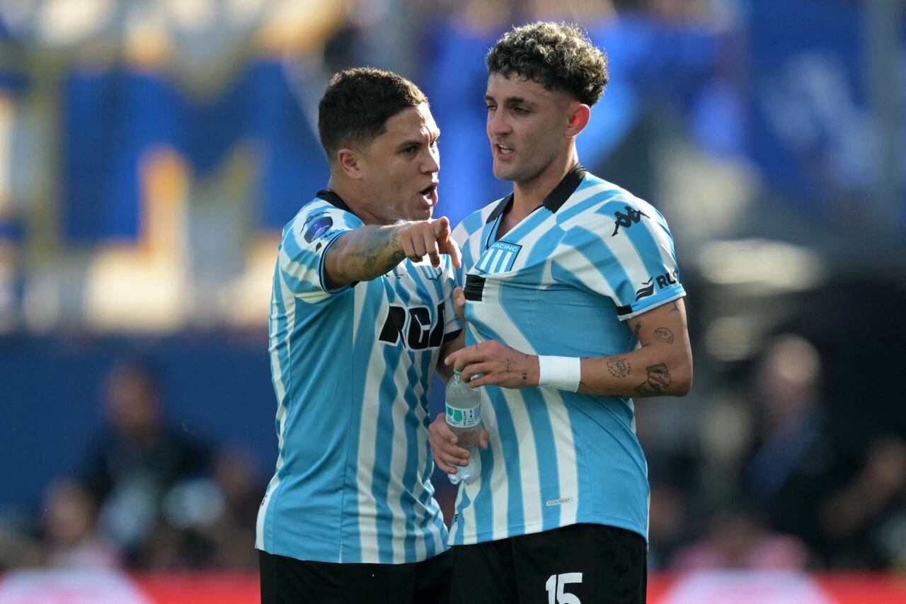 El mediocampista colombiano de Racing #08 Juan Fernando Quintero (L) da instrucciones al defensor uruguayo #15 Gastón Martirena durante el partido final de fútbol de la Copa Sudamericana.