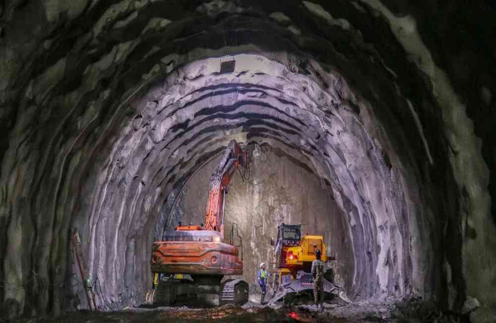 Tiene una longitud de 4,6 kilómetros. Esto es casi la mitad de largo de lo que tiene el túnel de la Línea en Colombia: 8,65 kilómetros. Foto: Mintransporte