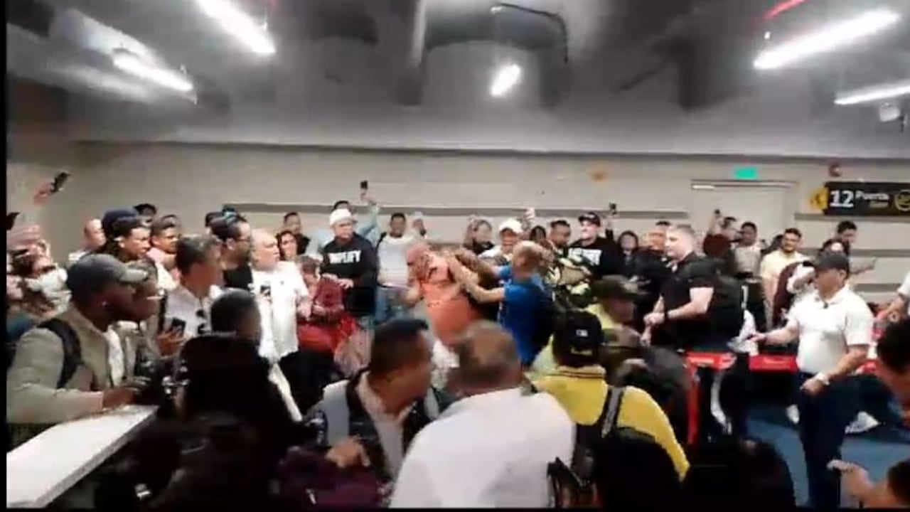 Revuelo de pasajeros en el aeropuerto Ernesto Cortissoz de Barranquilla.