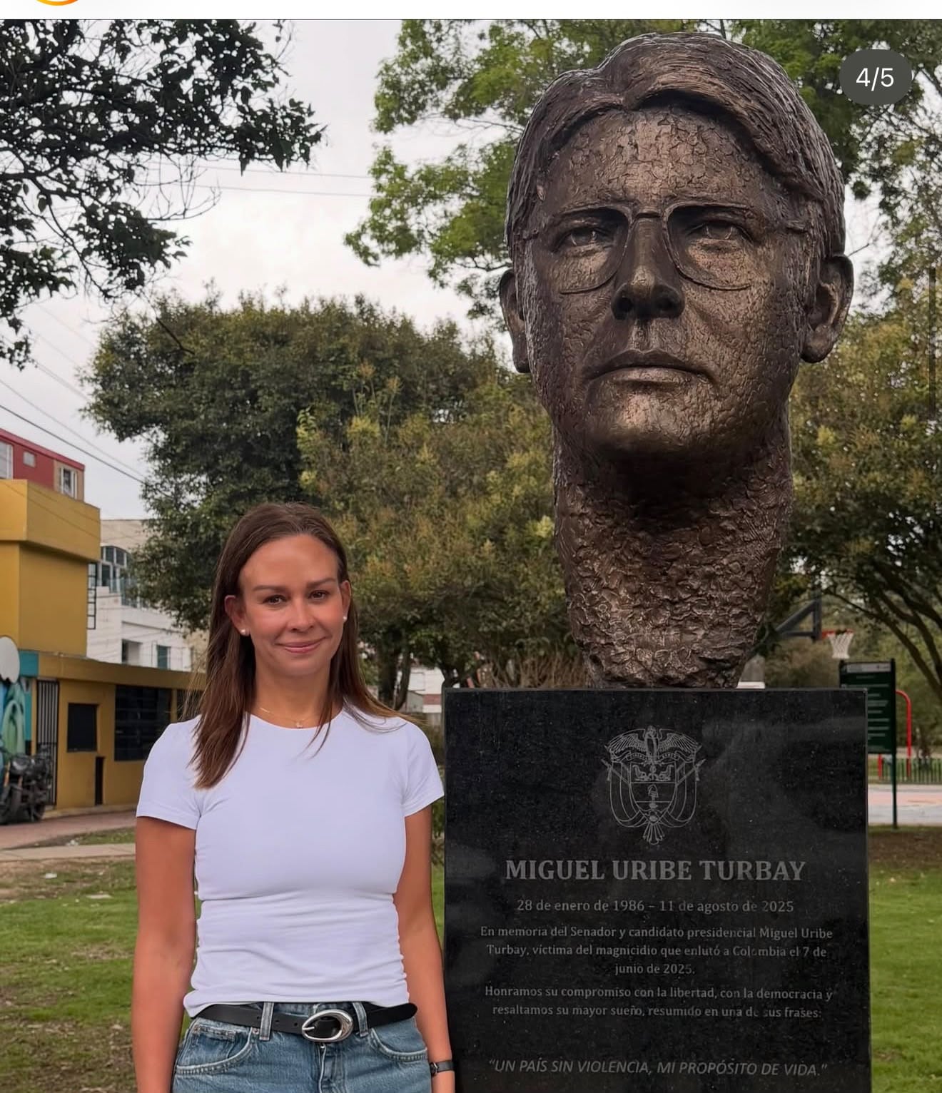 María Claudia Tarazona junto al busto en honor a su esposo, Miguel Uribe Turbay.