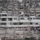 Equipos de rescate buscan entre los escombros de un edificio que colapsó cuando se produjeron terremotos en La Guaira, Venezuela.