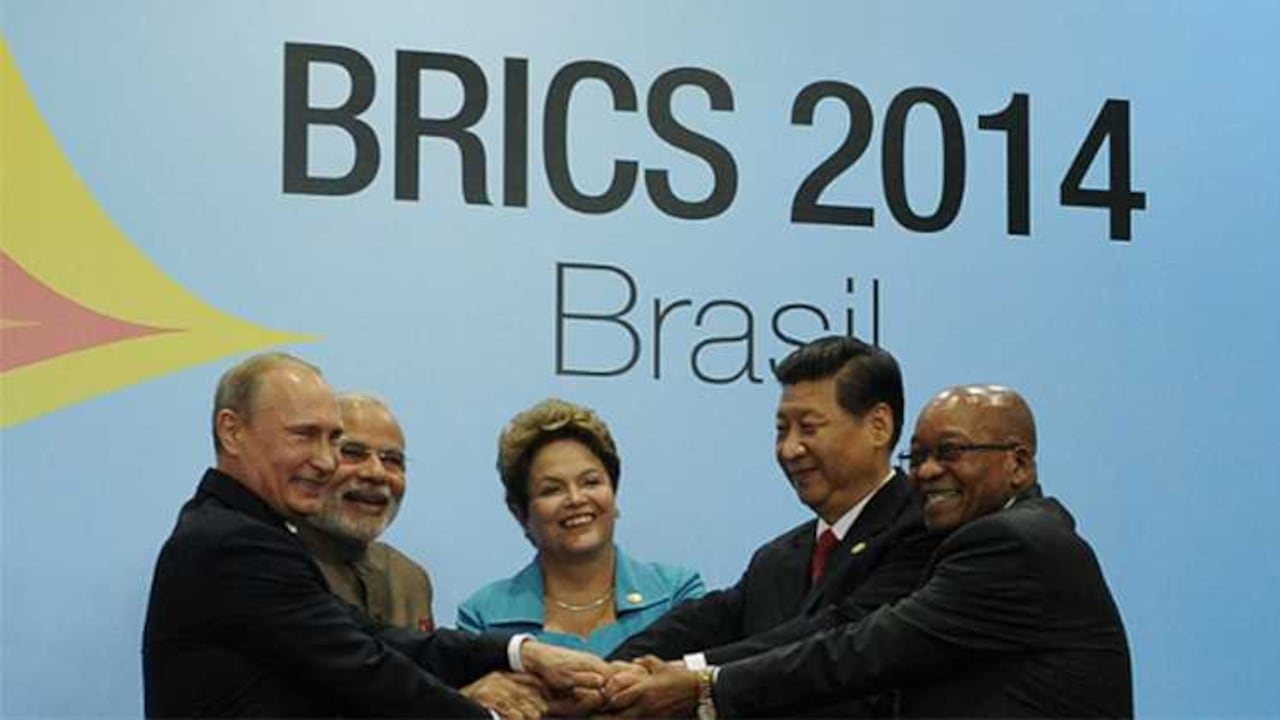 Los presidentes de China, Xi Jinping (2d); Rusia, Vladimir Putin (i), Sudáfrica, Jacob Zuma (d), y Brasil, Dlma Rousseff (c), y el primer ministro de India, Narendra Modi (2i), posan durante la inauguración de la VI Cumbre del grupo BRICS.